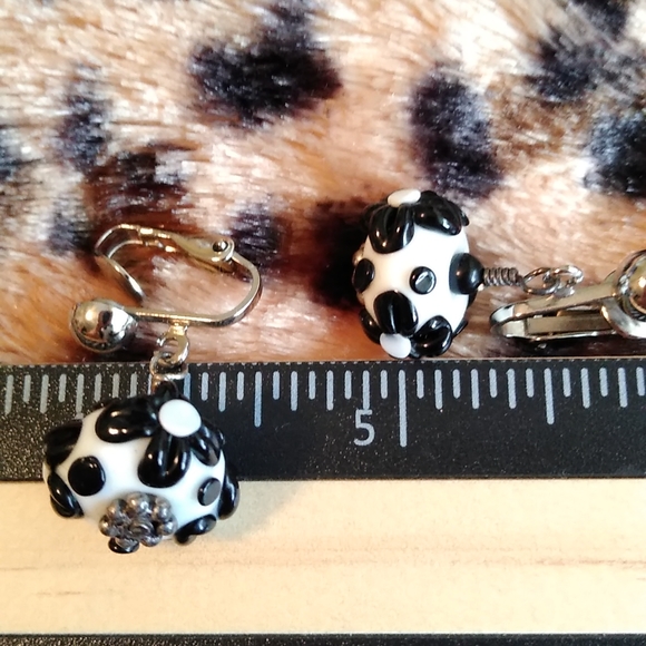 ARTIST MADE GLASS LAMP WORK BLACK AND WHITE CLIP EARRINGS - Picture 4 of 5